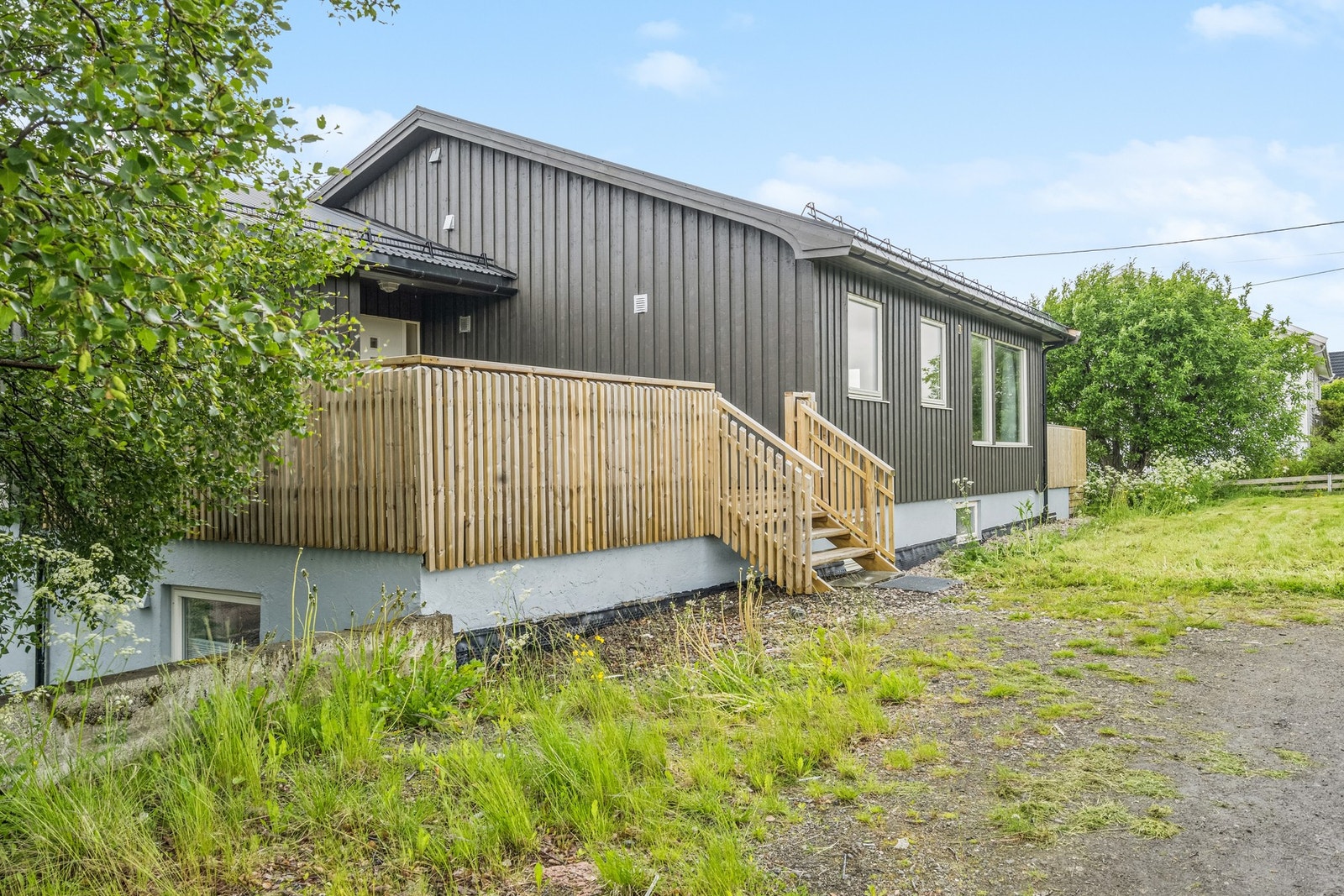 Selve tomten består for det meste av gruslagt gårdsrom både på ned- og oppsiden av boligen. Videre er det også plen og flere terrasser. Galleribilde