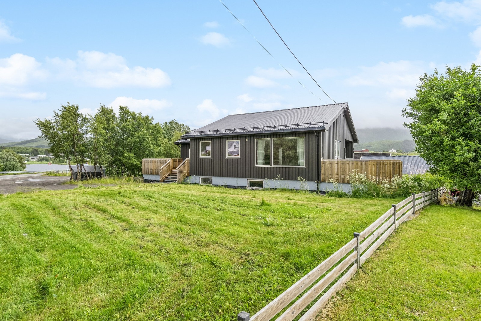 Innholdsrik enebolig med sentral beliggenhet, gangavstand til hele Leknes sentrum, barnehager, skoler m.m. Galleribilde