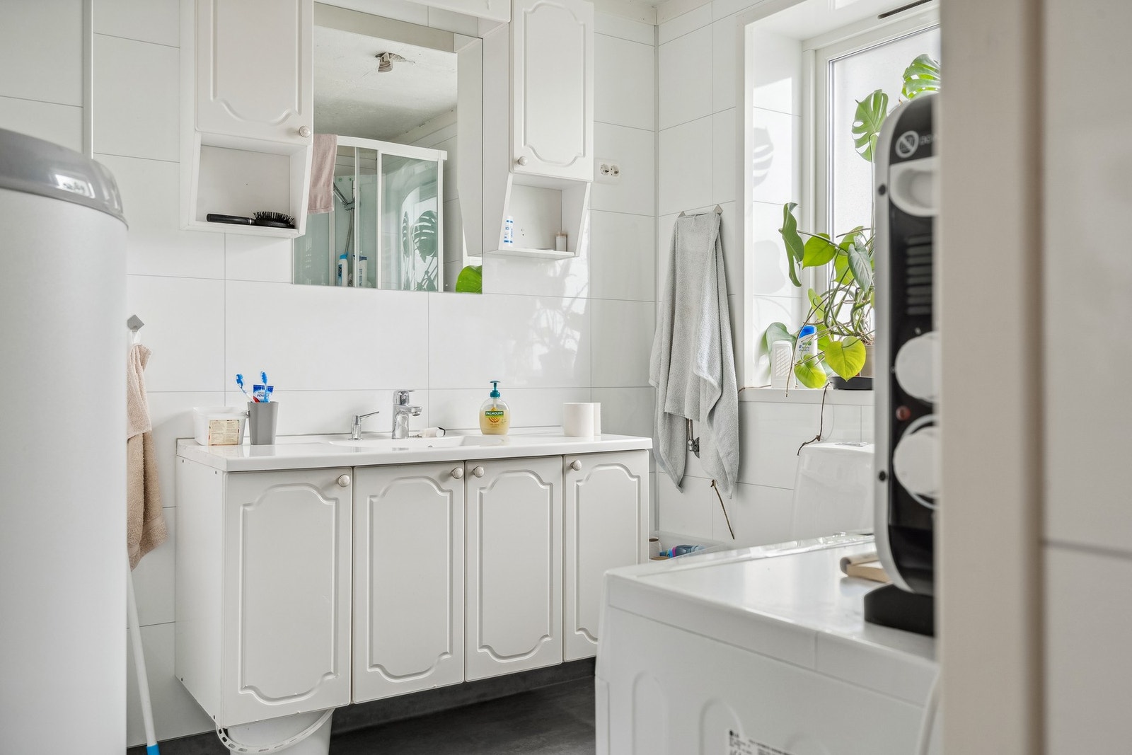 Nyere og tidløs bad i hybeldelen. Galleribilde