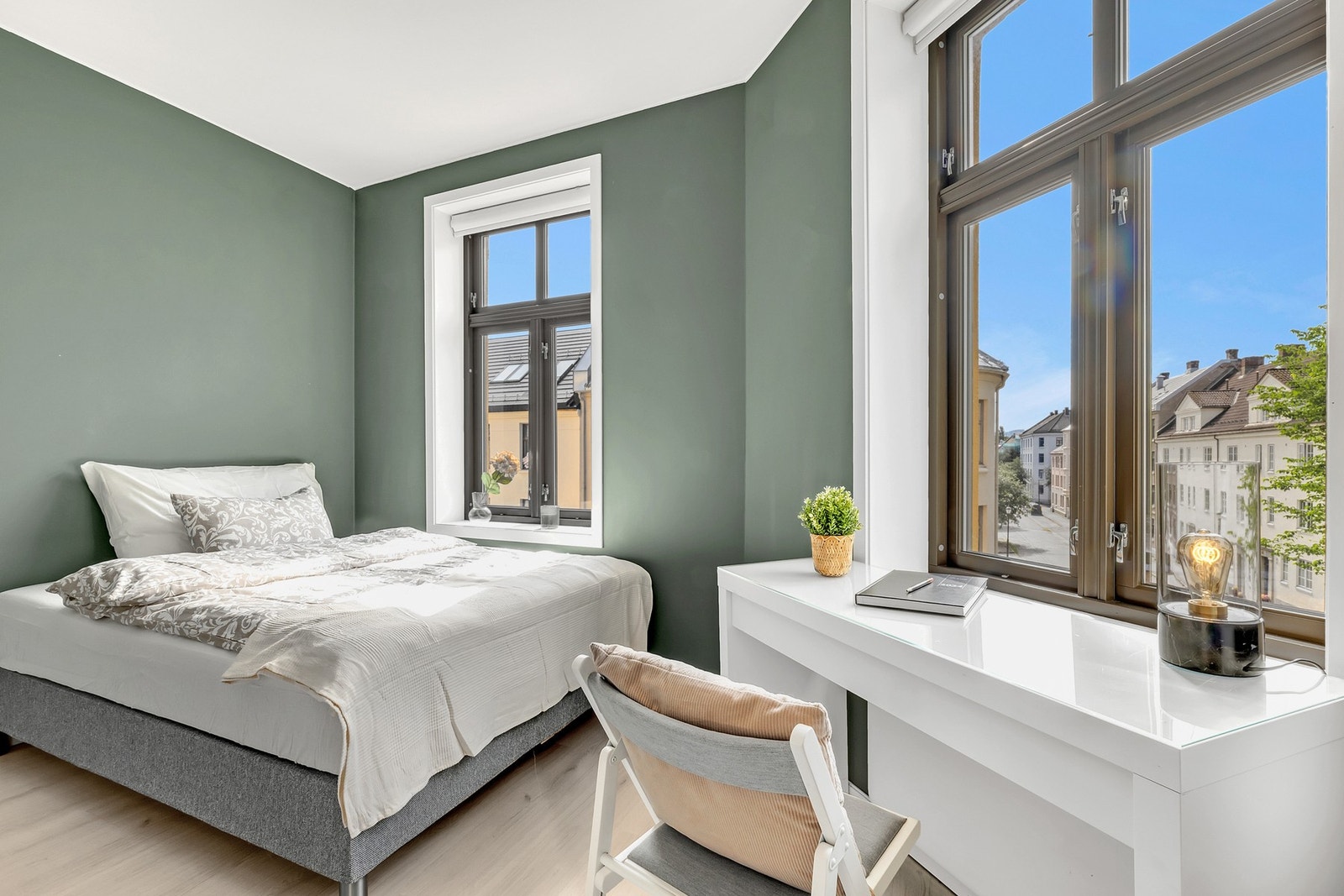 Svært romslig og har god plass til både seng og pult. Galleribilde