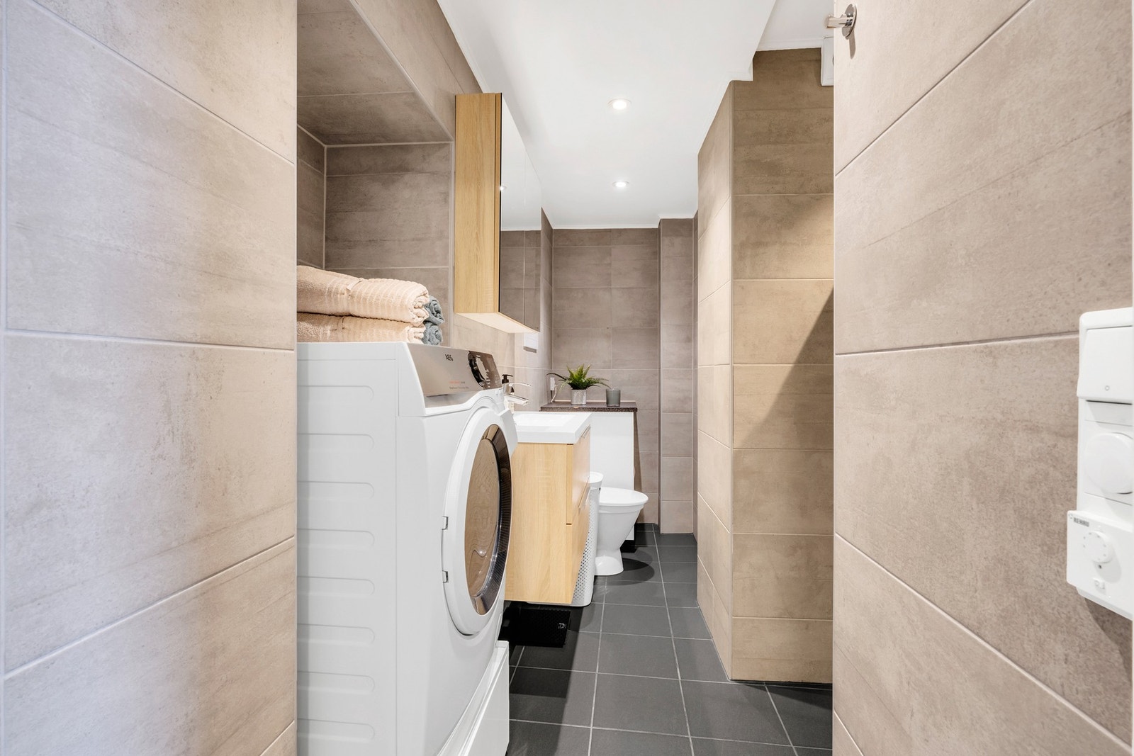 Badet er på 5,2 kvm og har innredet kran og avløp for vaskemaskin. Galleribilde