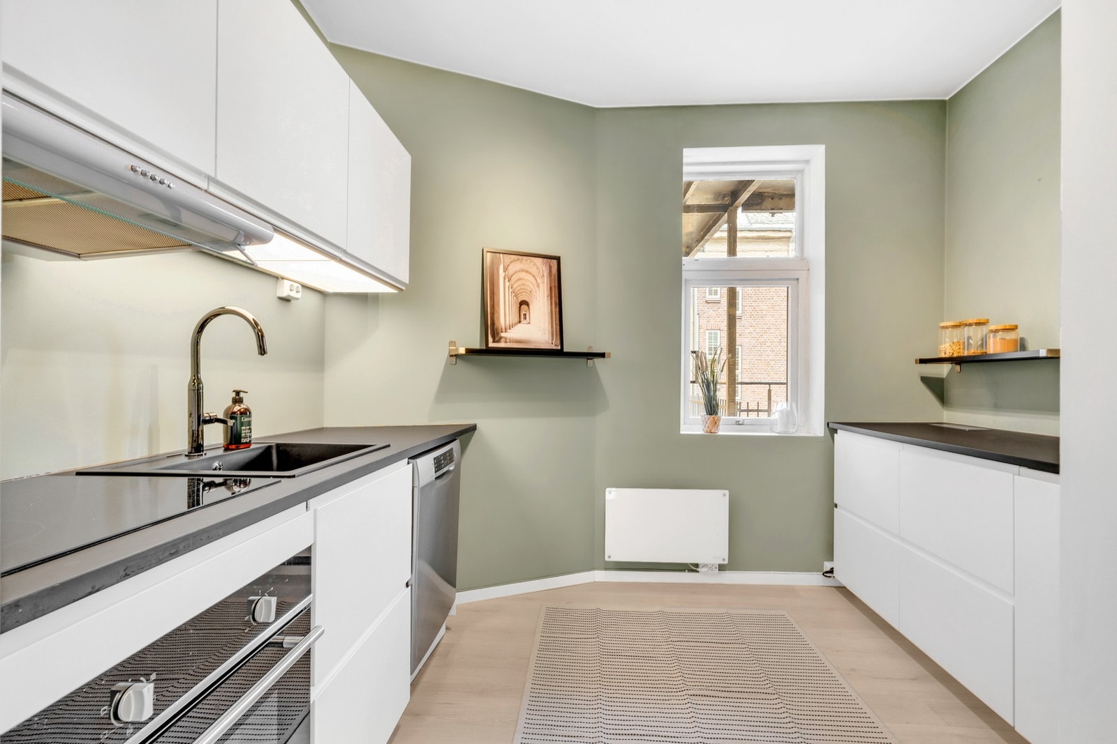 Moderne og pent kjøkken fra 2019. Adskilt fra stuen som gir boligen flere gode oppholdsrom. Galleribilde
