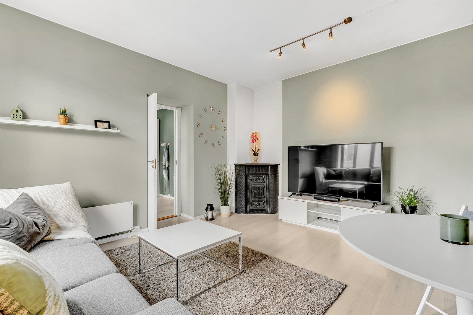 Stuen er romslig på 19,6 kvm. Malt i tidsriktig farge, med god plass til sofagruppe og tilhørende møblement. Galleribilde