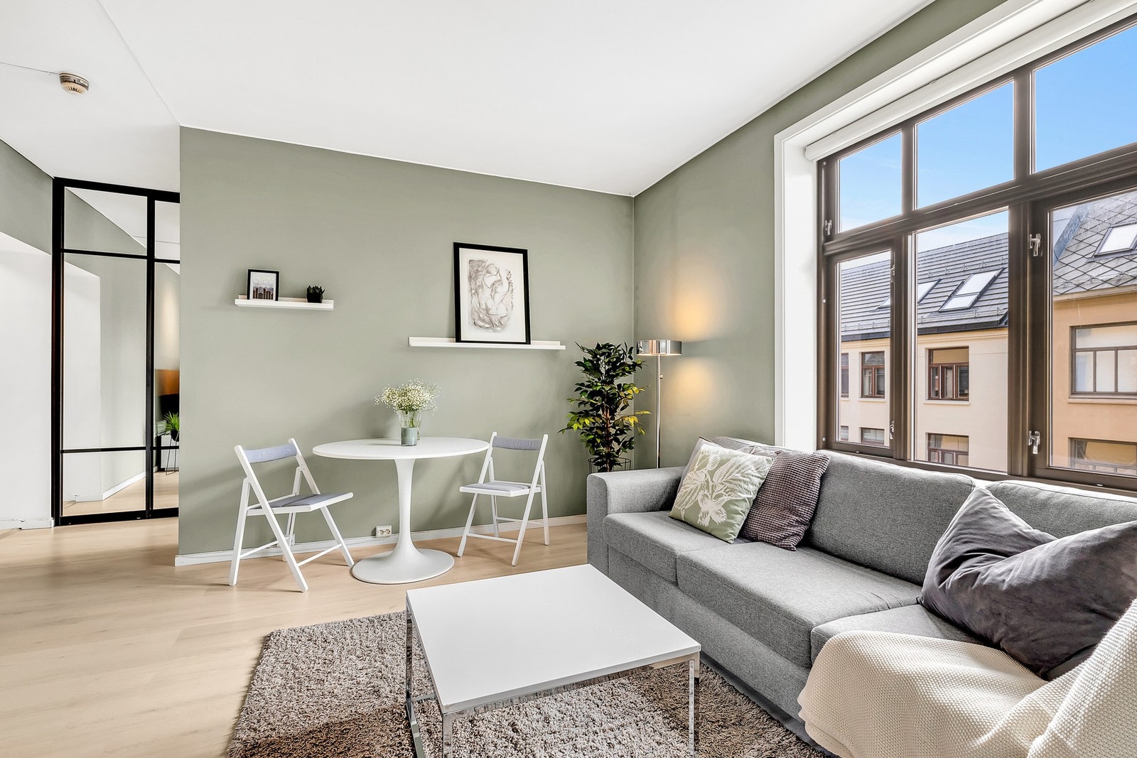 Plass til et hyggelig spisebord i stuen. Galleribilde