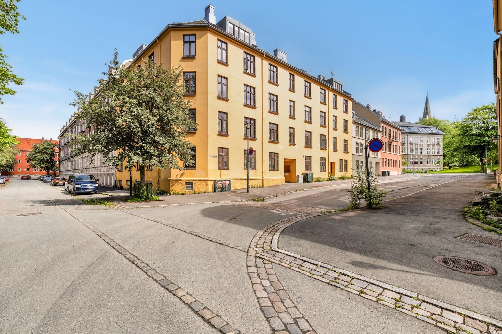 Boligen har en populær beliggenhet som er sentrumsnært. Soneparkering i området. Galleribilde