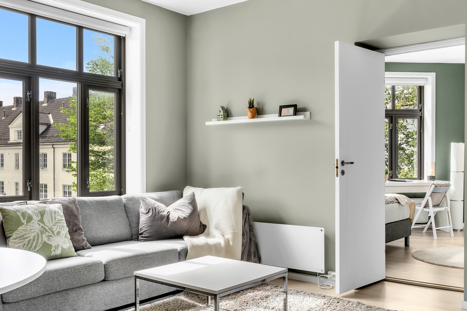 Leiligheten har store flotte vindusflater som gir godt med naturlig lysinnslipp. Galleribilde