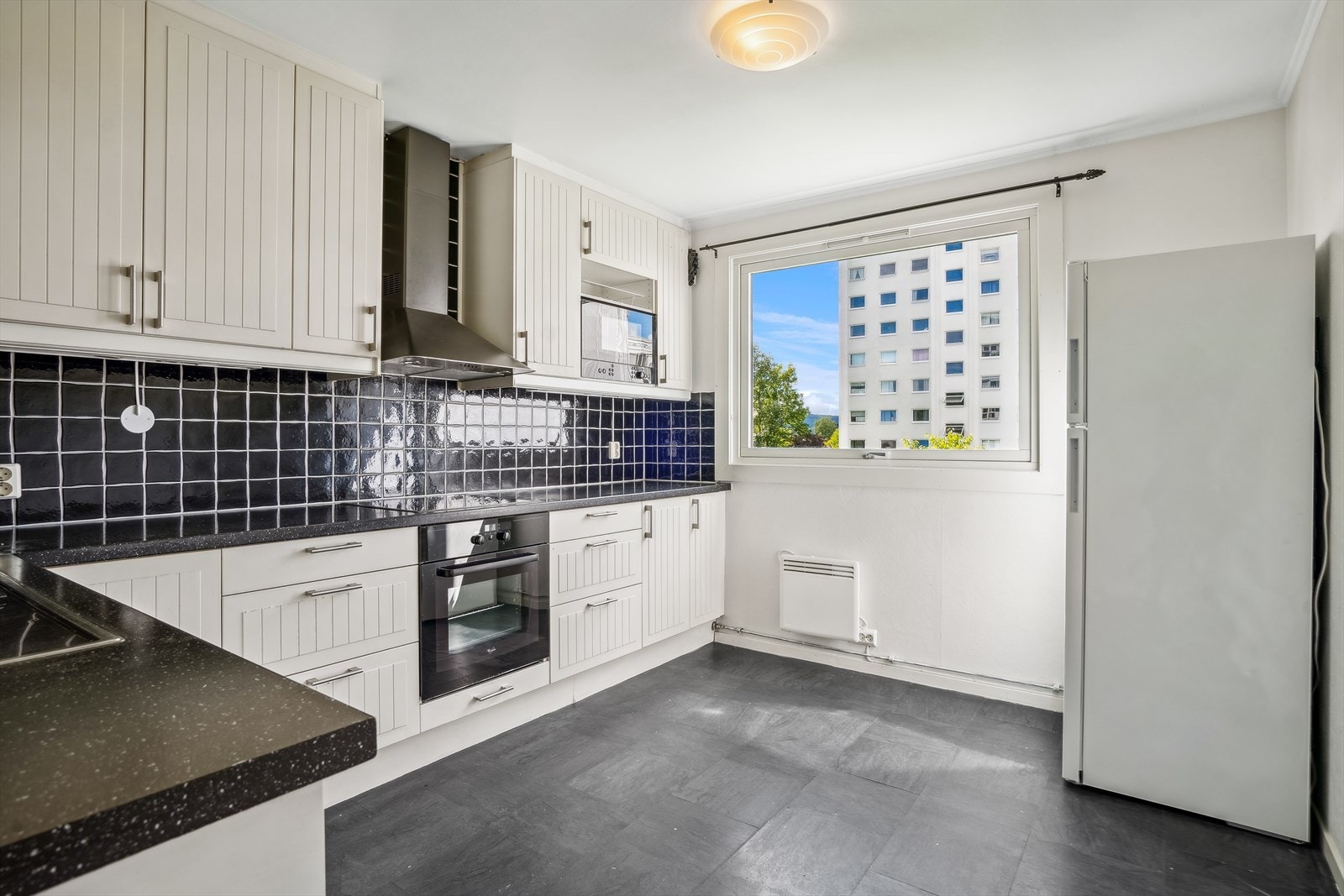 Det store vinduet på kjøkkenet skaper en meget god romfølelse. Galleribilde