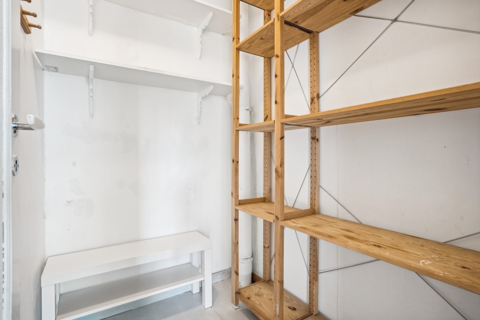 Boligen har en praktisk bod tilknyttet entreen. Galleribilde