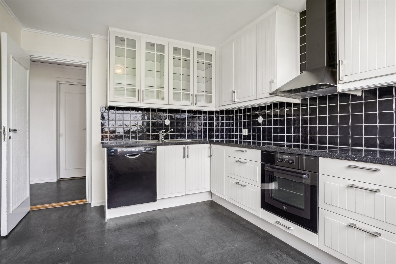 Adskilt kjøkken med delvis integrerte hvitevarer. Galleribilde