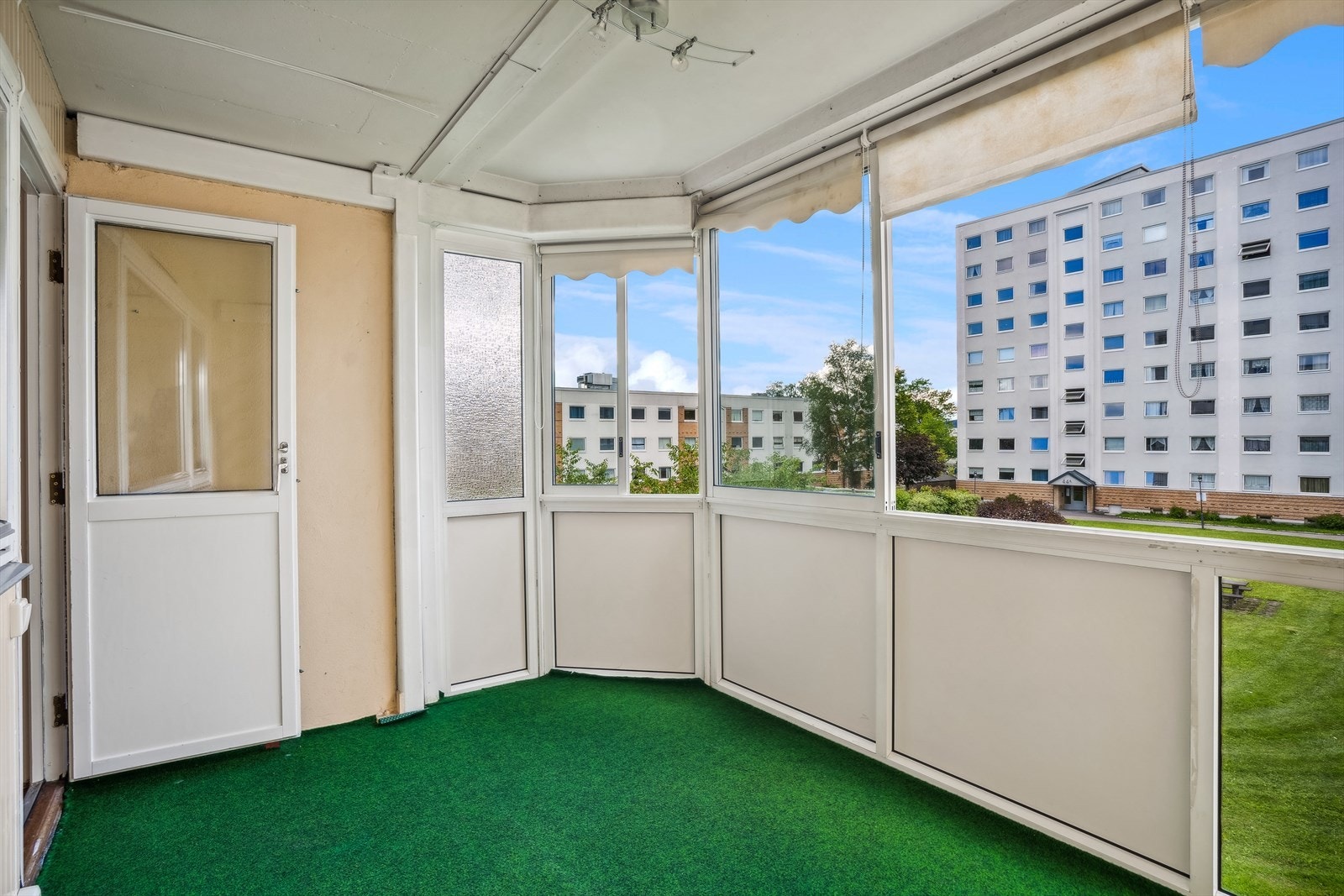 Fra stuen er det utgang til innglasset balkong. Det er god plass til utemøbler, beplantning, og elektrisk grill. Galleribilde