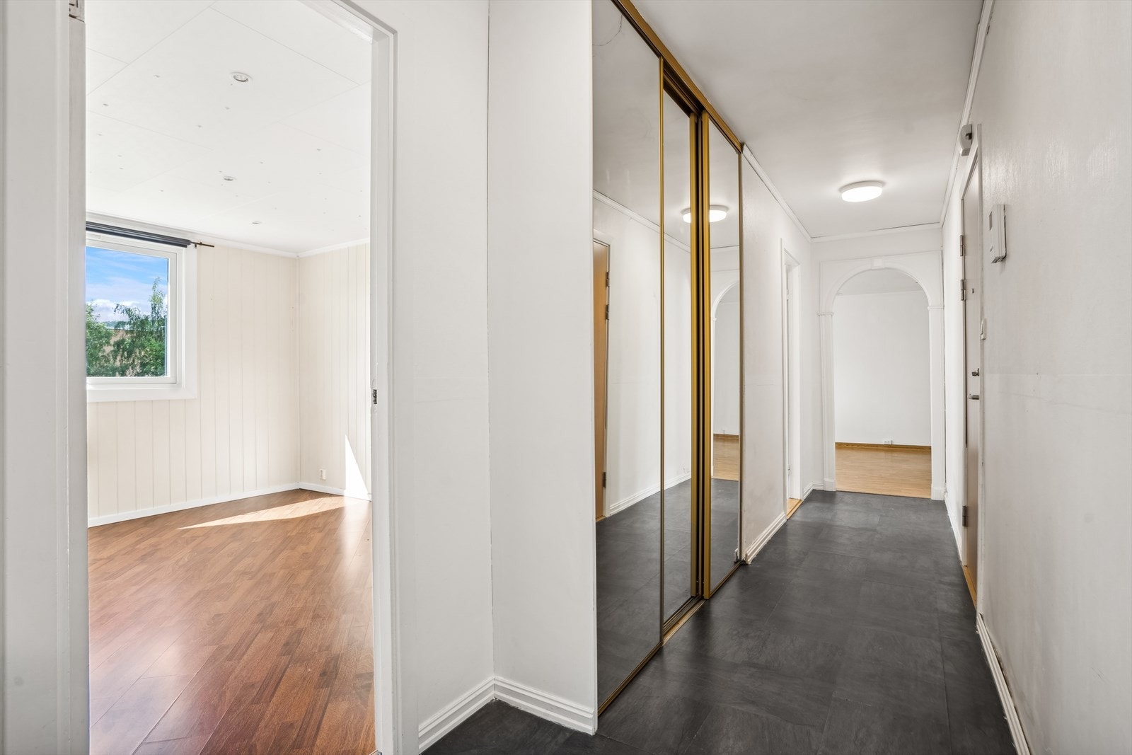 Fra entreen er direkte adkomst til alle rom, dette forsterker den gode planløsningen. Galleribilde