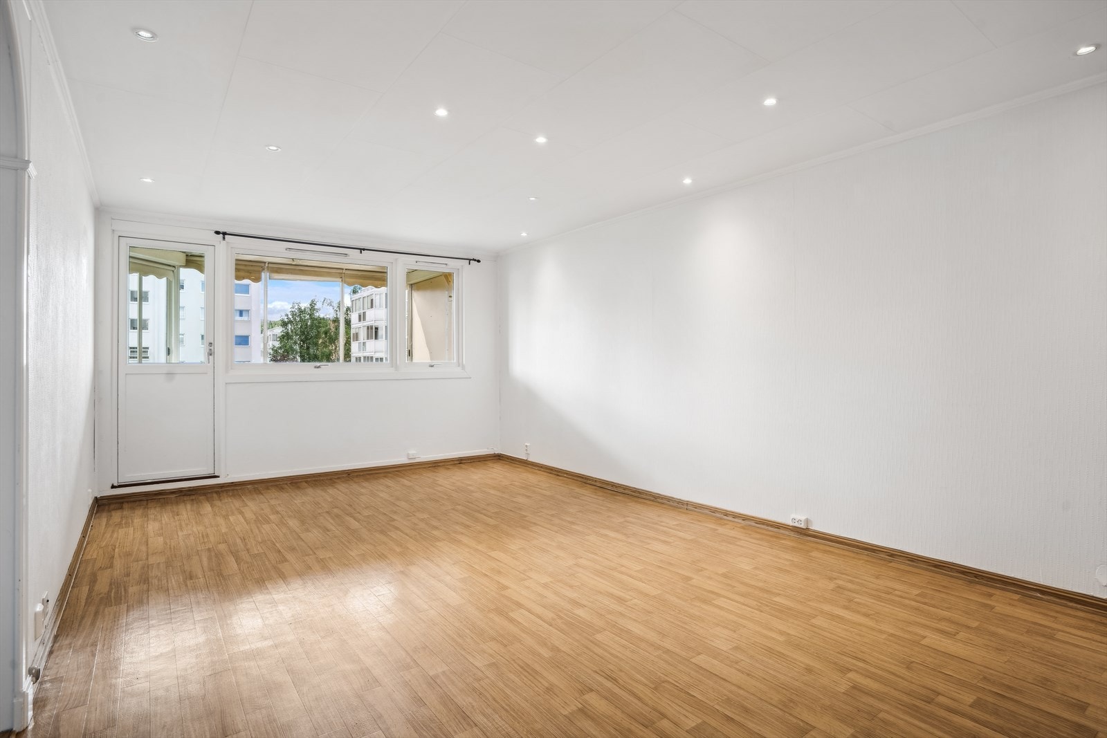 Lys og meget romslig stue god plass til to soner. Galleribilde