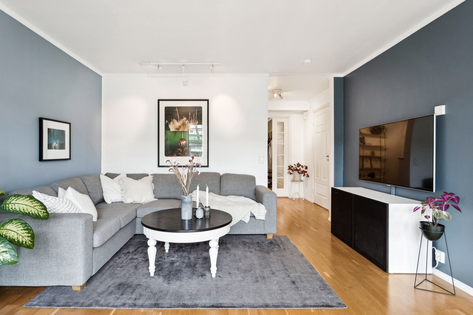 Sammen med leiligheten medfølger det en fast p-plass med opplegg for el-billader i oppvarmet parkeringskjeller. Galleribilde