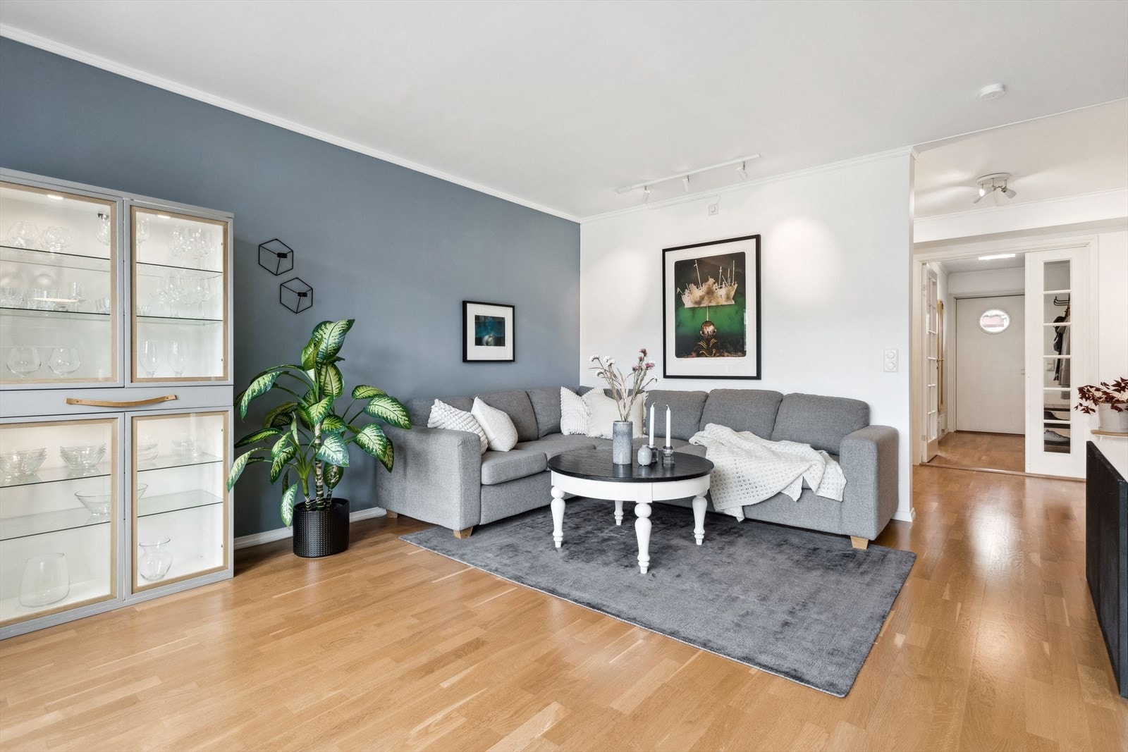 Stuen er lys og luftig, og gir rom for flere innredningsmuligheter. Galleribilde