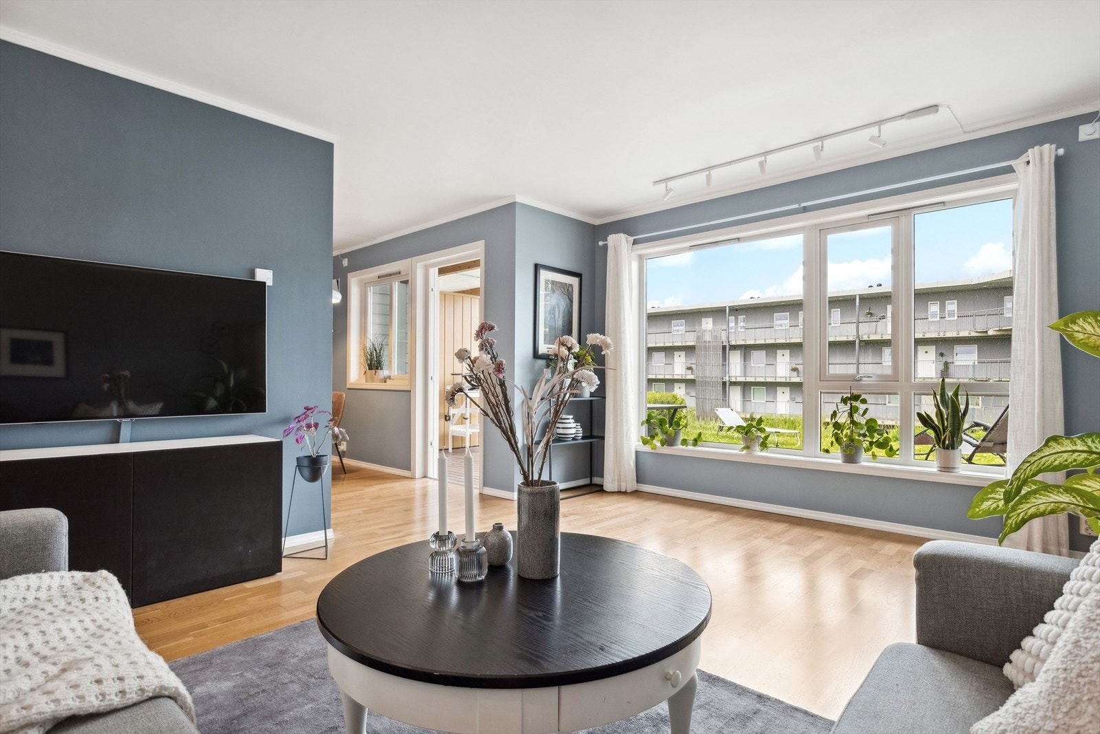 Fra kjøkkenet har man direkte adkomst til egen solrik markterrasse på boligens bakside. Galleribilde