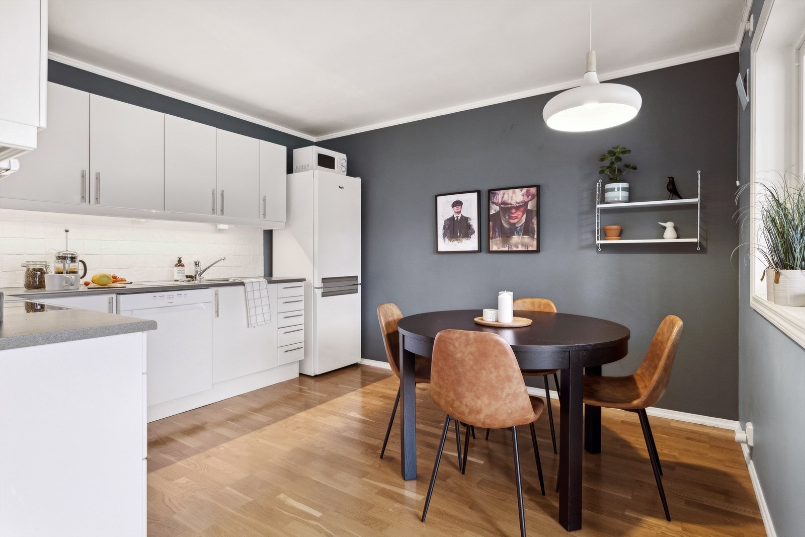 Like innenfor stuen befinner kjøkkenet seg. Galleribilde