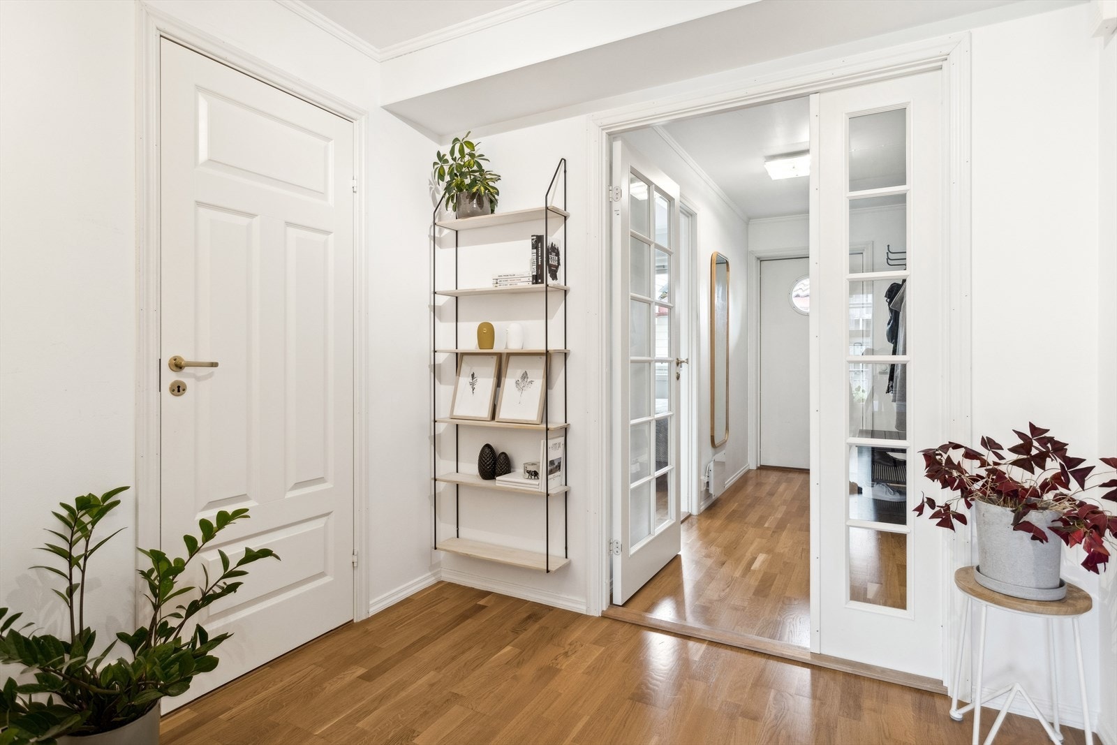 Lys og pen entre med plass til oppbevaring av sko og ytterklær. Galleribilde