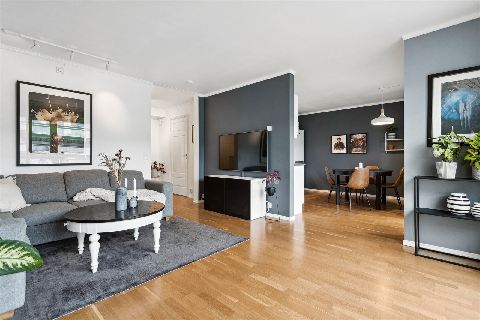 Store vindusflater gir godt med naturlig lysinnslipp i rommet. Galleribilde