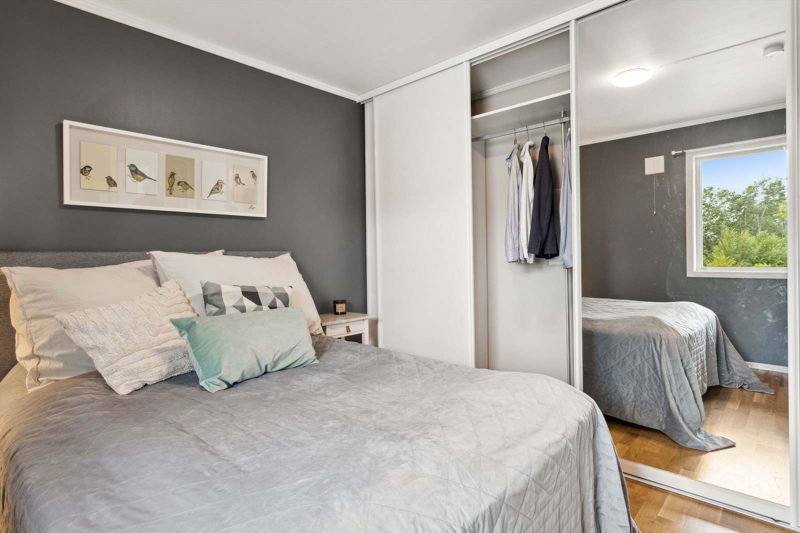 Det største soverommet er på ca. 11,7 kvm, og har god plass til dobbelseng, nattbord m.m. Inneholder romslig skyvedørsgarderobe. Galleribilde