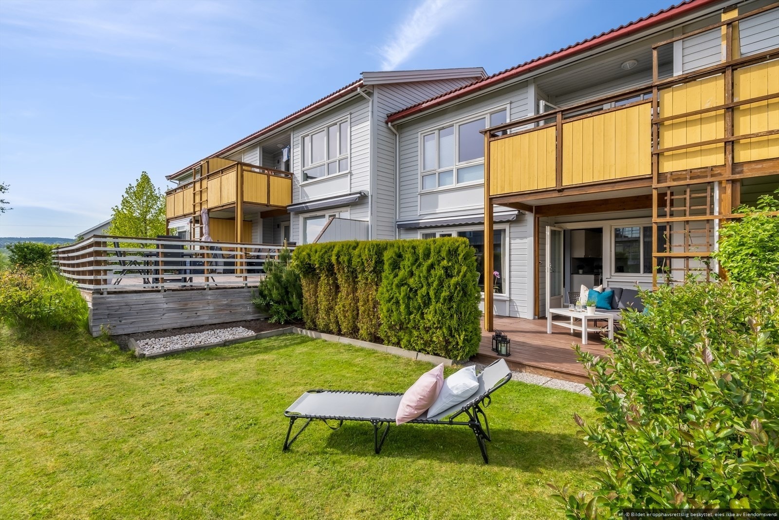 Direkte adkomst til flott opparbeidet hage. Det gjøres oppmerksom på at dette bildet er tatt ved forrige salg. Det er gjort oppgraderinger av hagen, og Tujahekken eksisterer derfor ikke lengre. Galleribilde