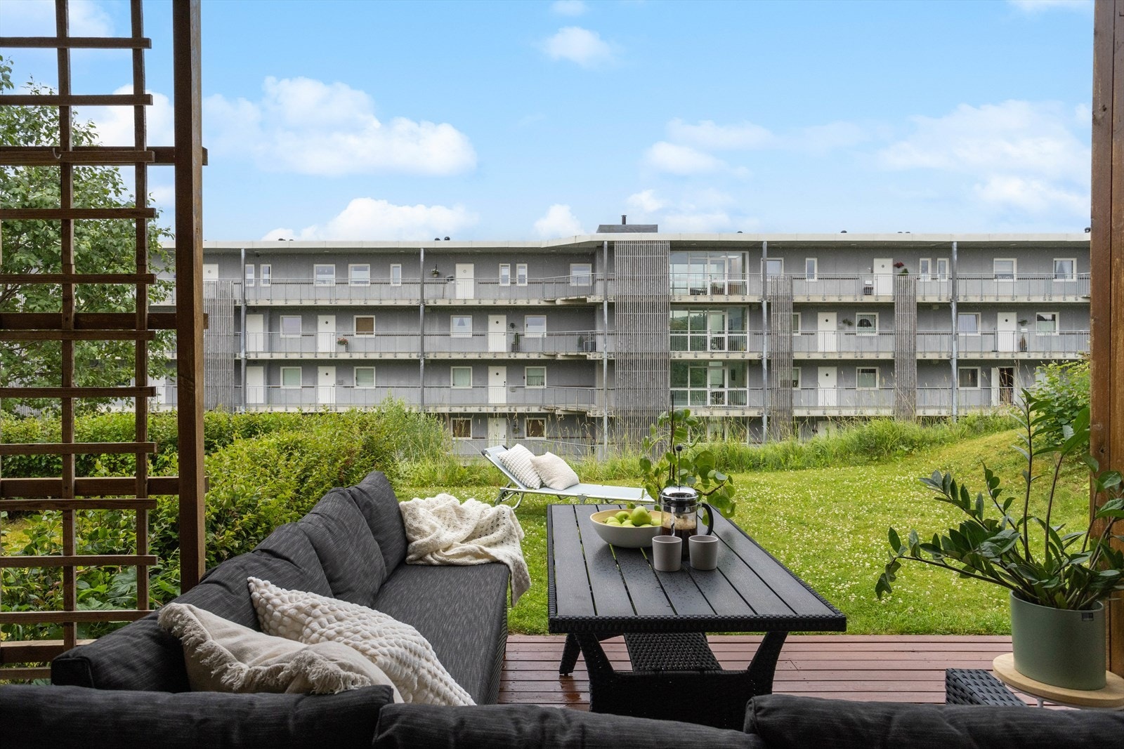 Terrassen er på ca. 26,5 kvm, og har god plass til grill, utemøblement og annet tilhørende møblement. Galleribilde