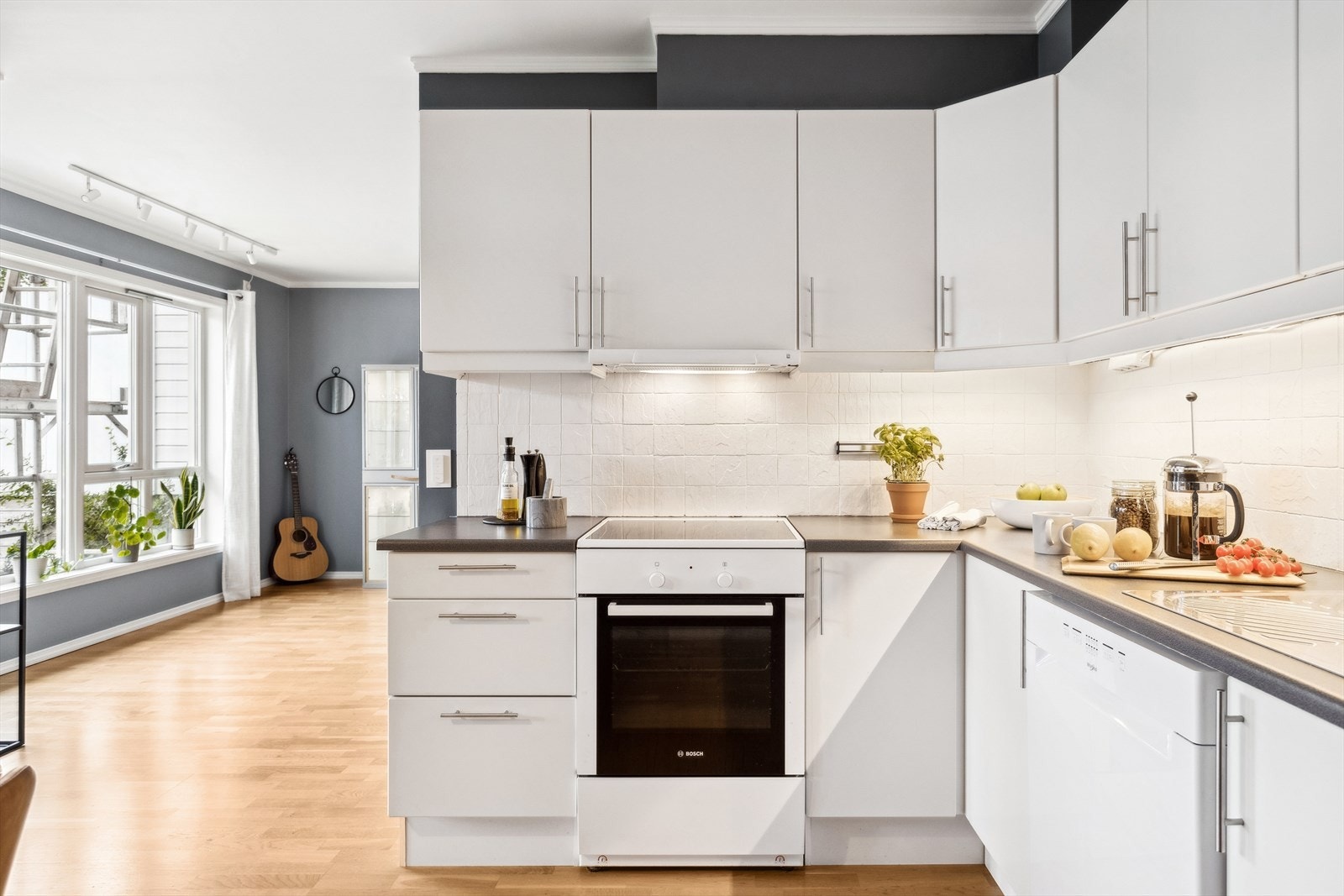 Lyst kjøkken som byr på godt med skap- og benkeplass. Hvitevarer på kjøkken følger handelen, herunder: oppvaskmaskin, komfyr og kombi kjøl-/fryseskap. Galleribilde