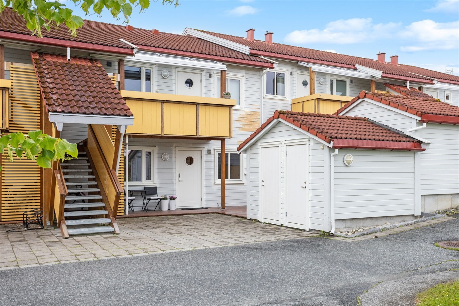 Det disponeres en ekstra utvendig bod ved leiligheten inngangsparti. Galleribilde