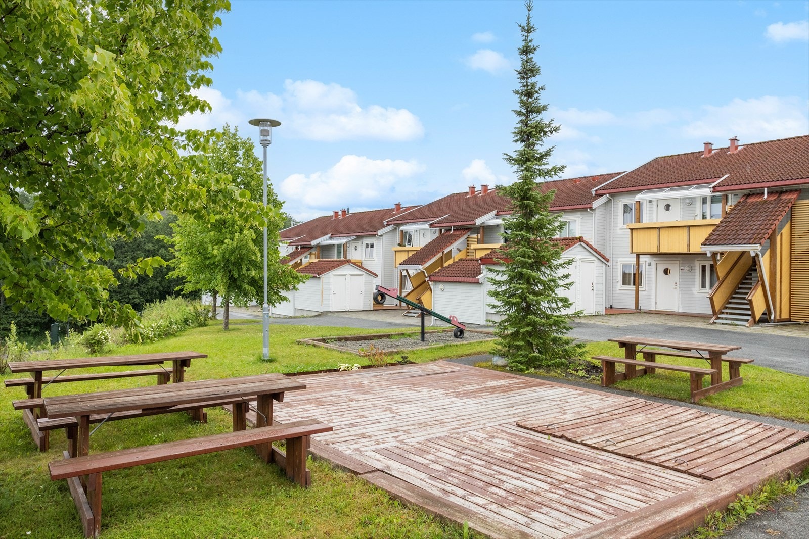 Området er pent opparbeidet med gressplen, lekeplasser, sittegrupper, internstier m.m. Galleribilde