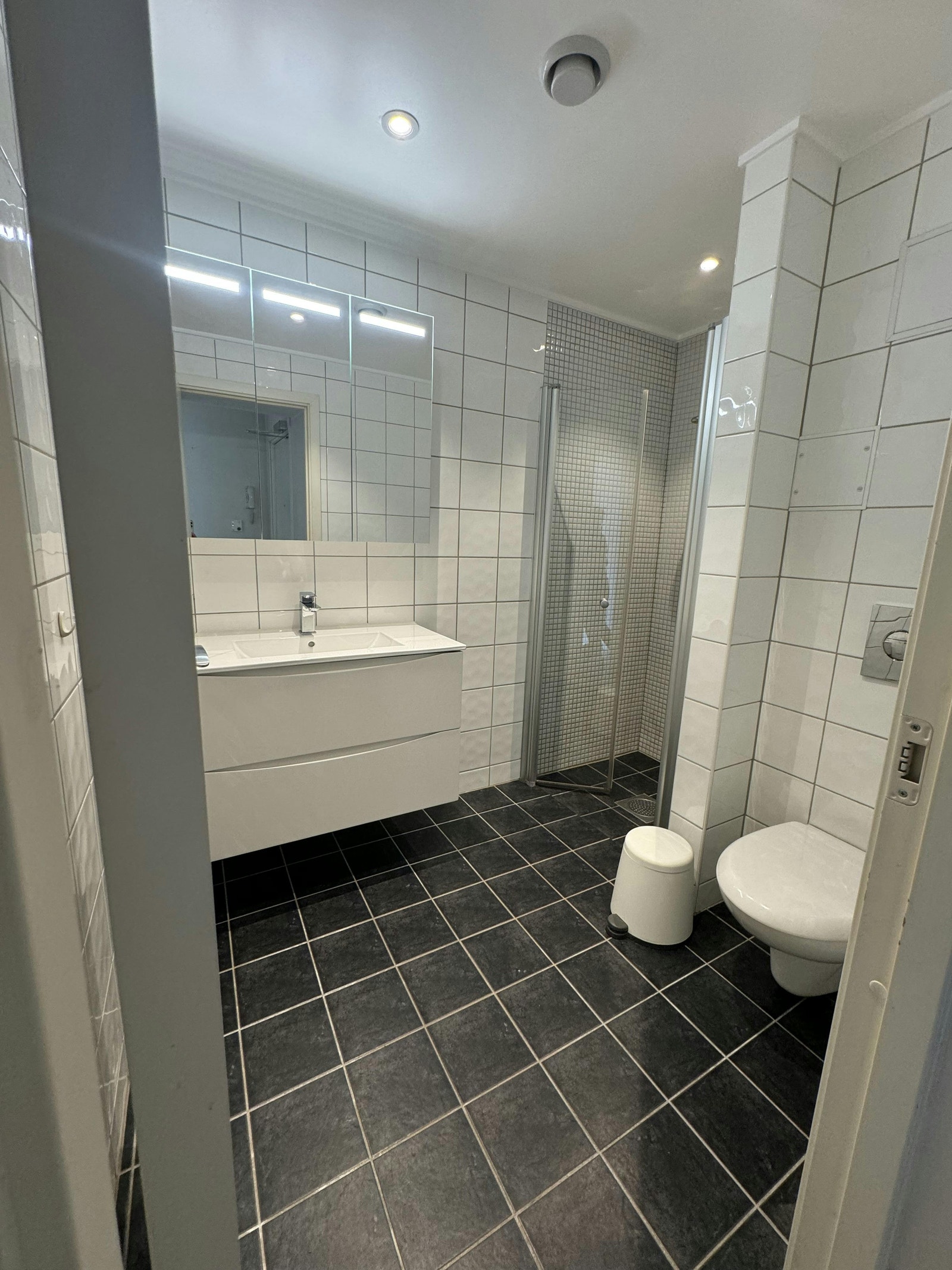 Stort flislagt bad Galleribilde