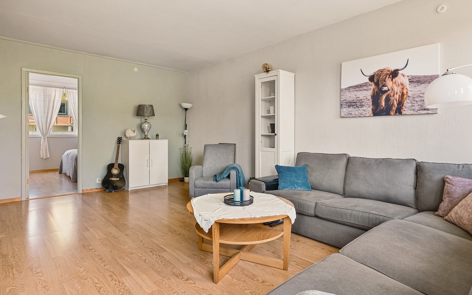 God plass i stuen til både sofagruppe og spisebord. Galleribilde