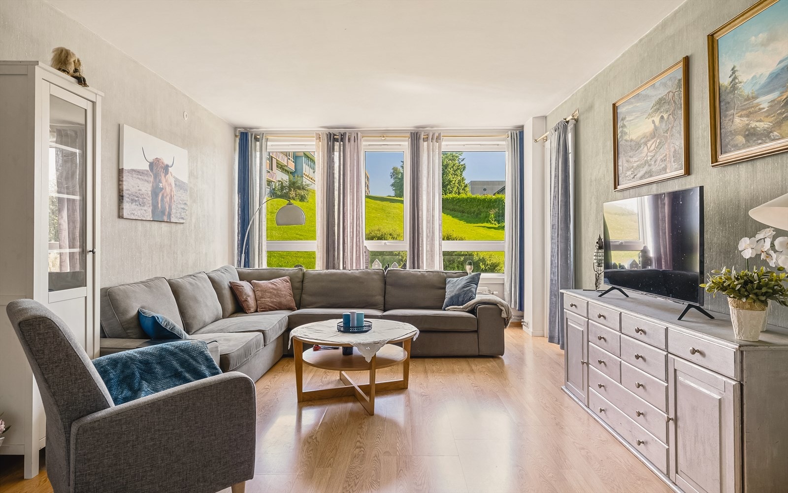 Fra stuen ledes vi ut til leilighetens balkong Galleribilde