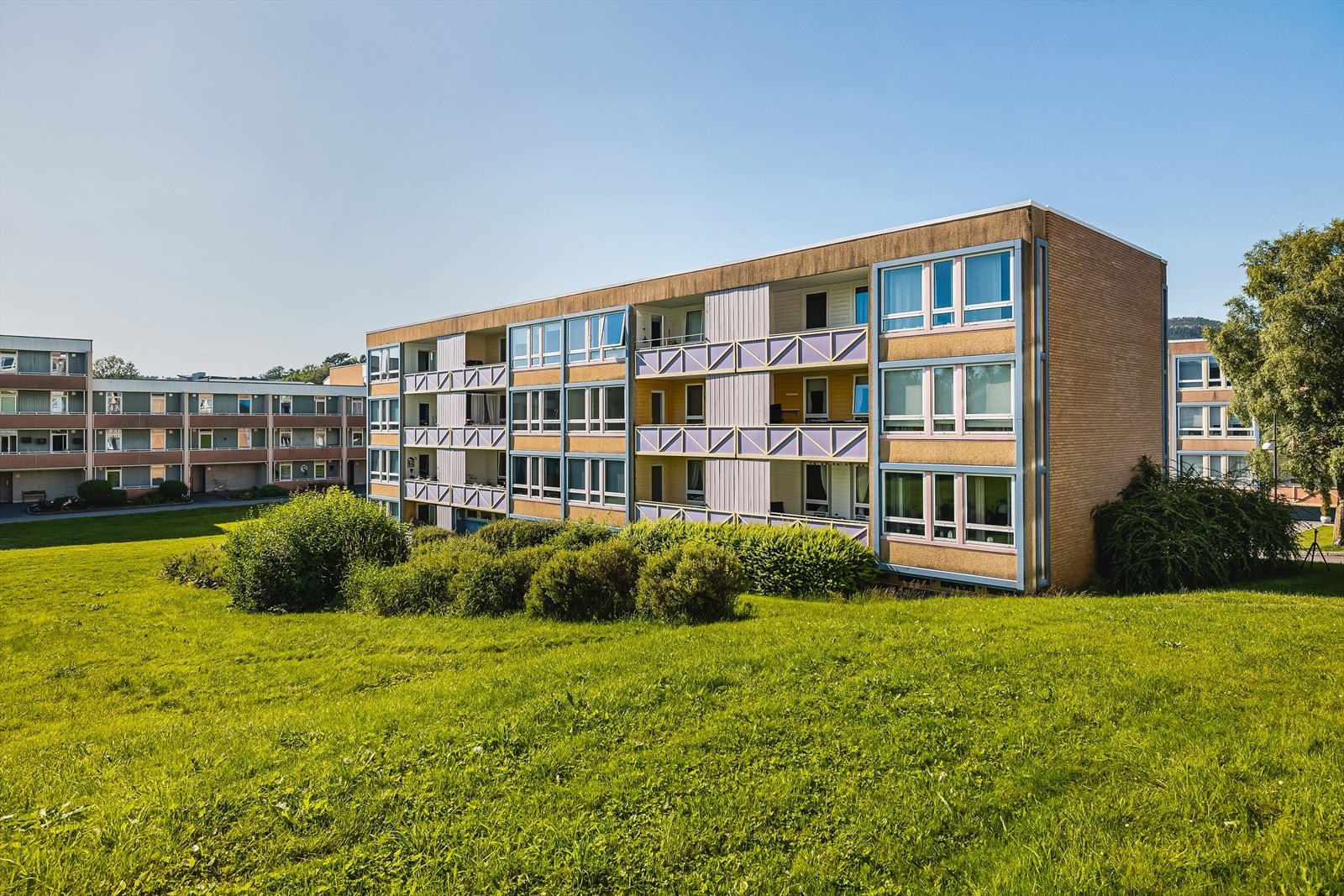 Leiligheten har meget god intern beliggenhet, innerst i borettslaget med adkomst fra Vestre Sælemyr borettslag, rett ved parkeringsplass. Galleribilde