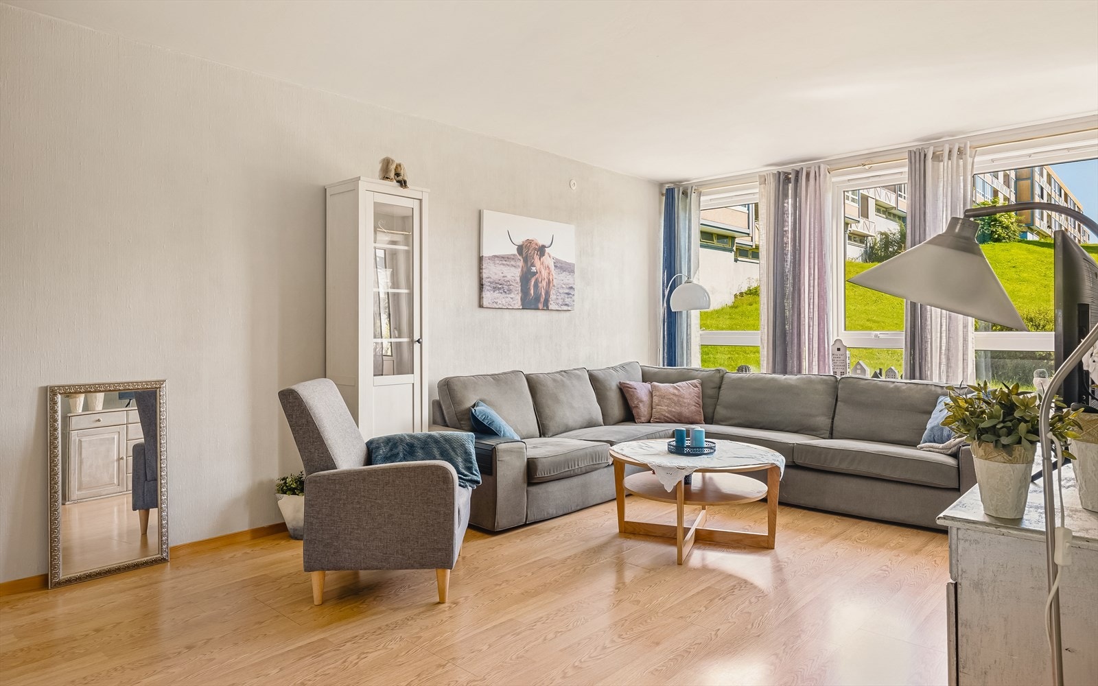 Stuen er av meget generøs størrelse! God takhøyde og mye naturlig lys fra de mange vindusflatene. Galleribilde