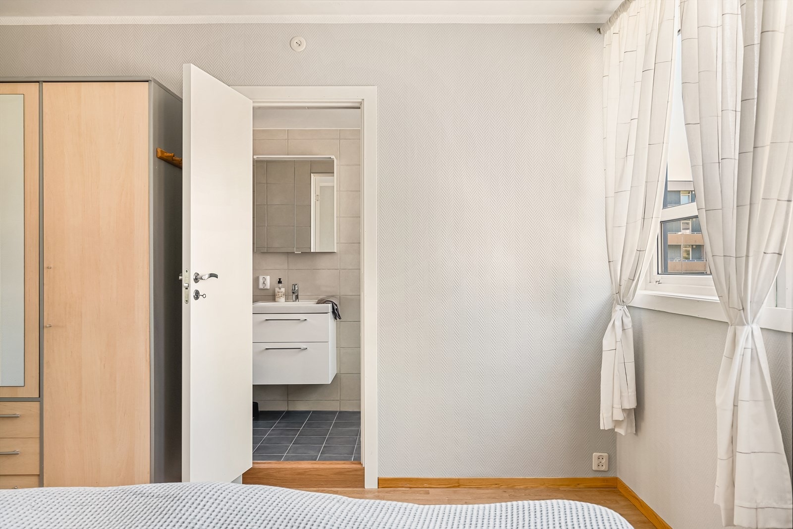 Inngang fra hovedsoverom til baderommet. Galleribilde