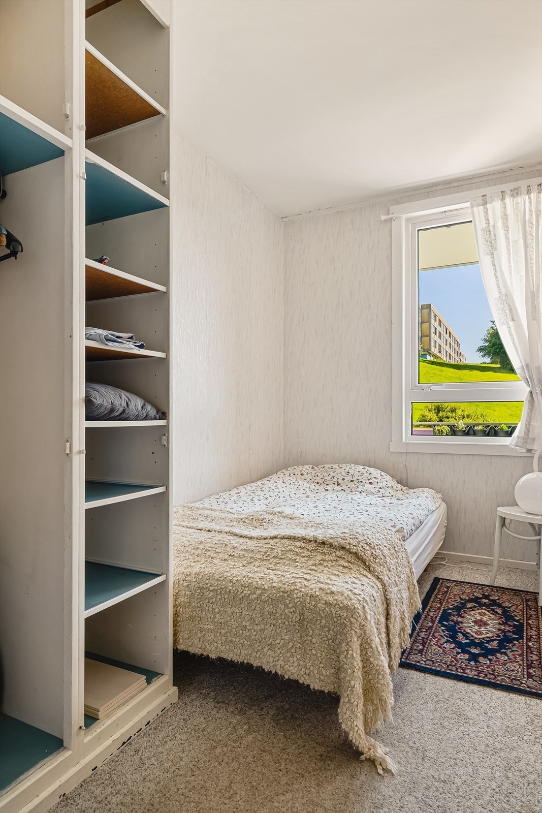 Det er også mulig å slå ned veggen mellom disse rommene for å lage et stort soverom istedenfor to små. Galleribilde