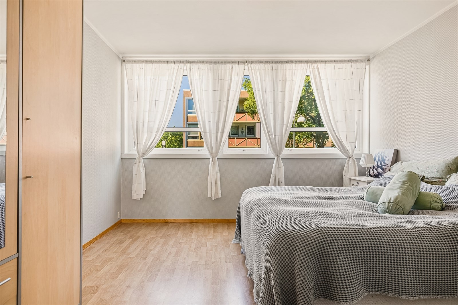 Store vindusflater og romslig garderobeløsning. Galleribilde