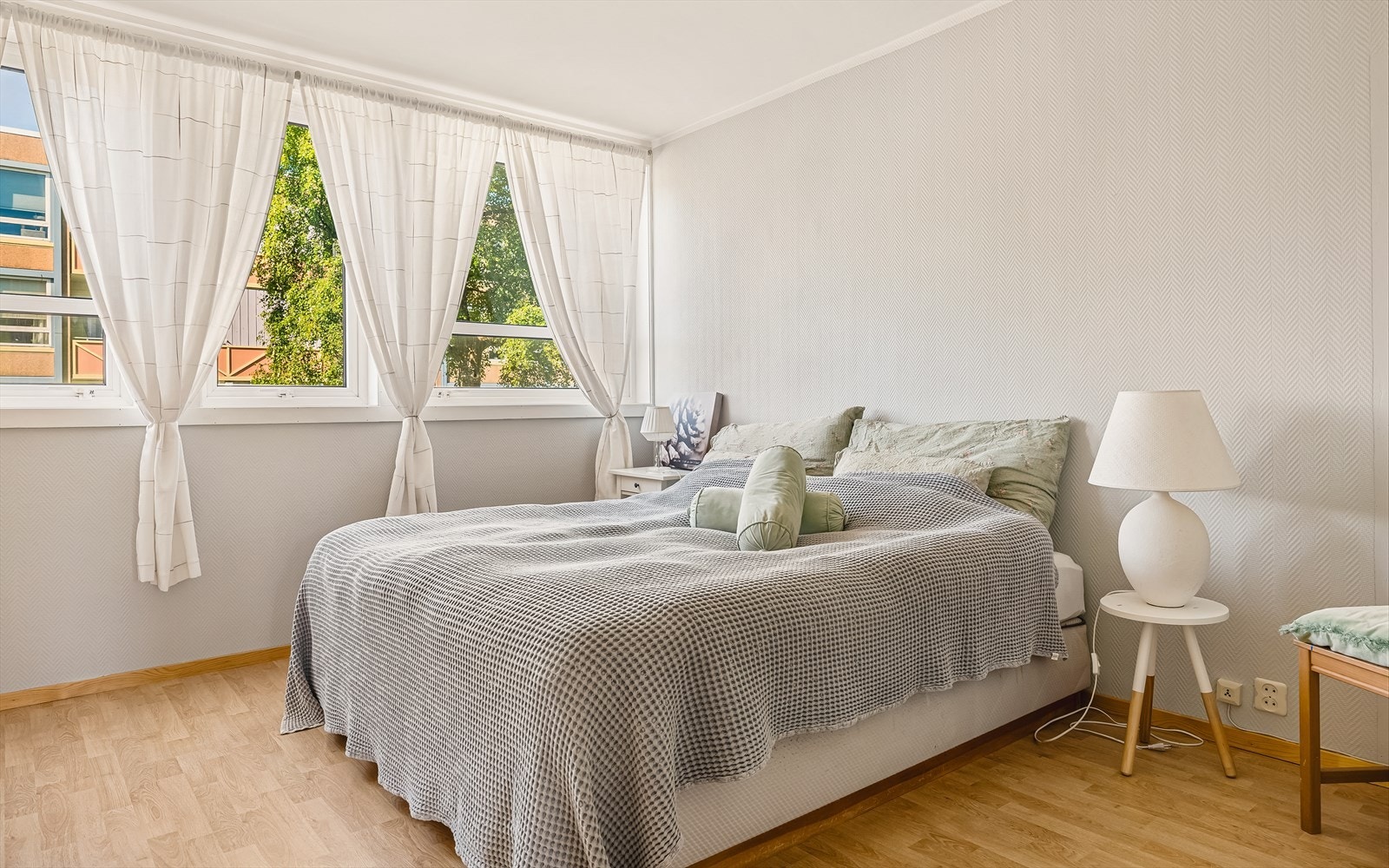 Hovedsoverommet er meget romslig. Her er god plass til dobbeltseng av ønsket størrelse, med tilhørende nattbord. Galleribilde