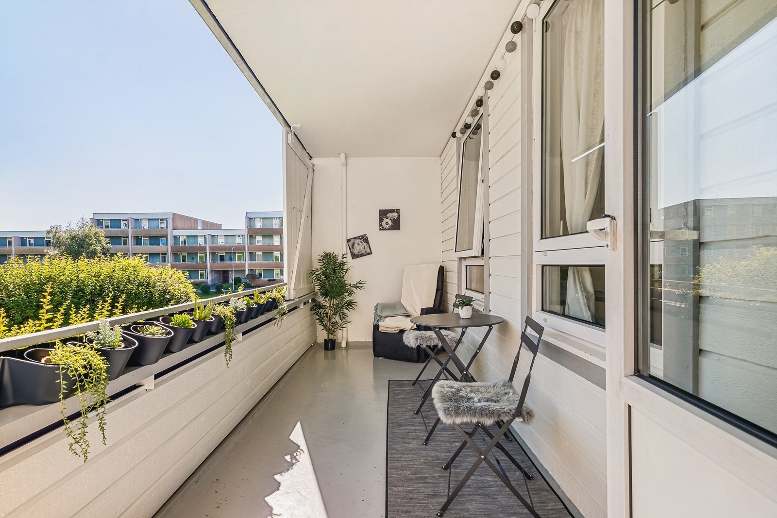 God plass på balkongen til både sittegruppe og grill. Galleribilde