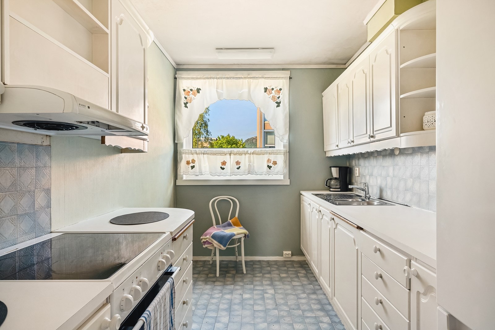 Kjøkkenet har en praktisk utforming - et ypperlig utgangspunkt for å skape ditt drømmekjøkken, helt tilpasset egne ønsker og behov. Galleribilde