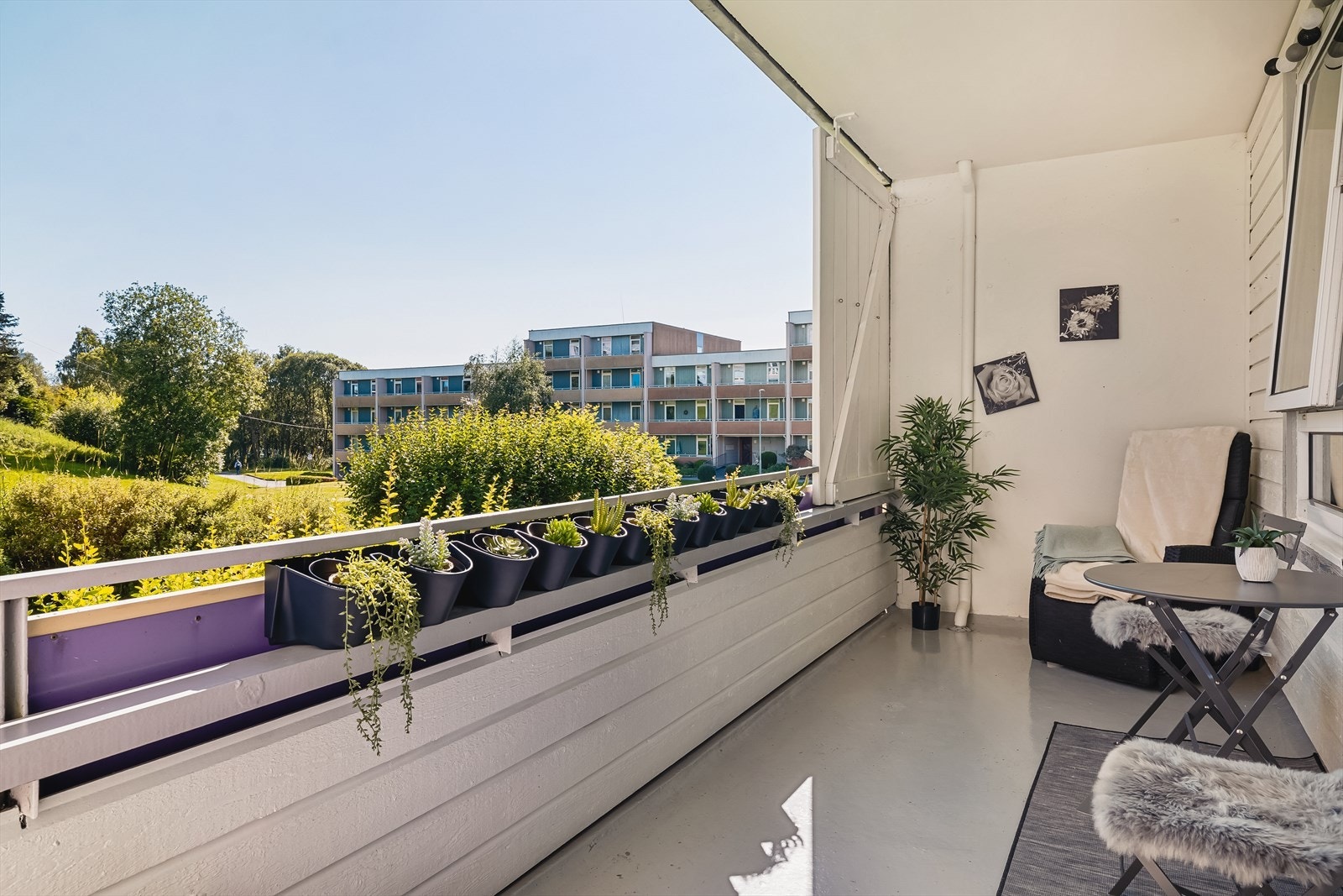 Her sitter man skjermet og usjenert til og kan nyte meget gode solforhold fra ca 10 - 19 på sommeren. Galleribilde