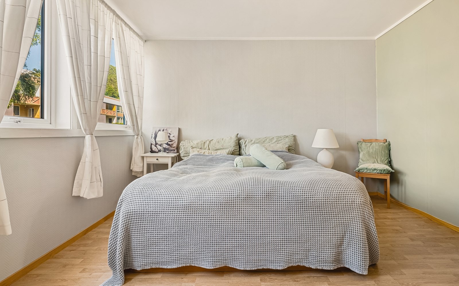 Veggflatene er malt i lyse veggflater, laminat på gulv. Galleribilde