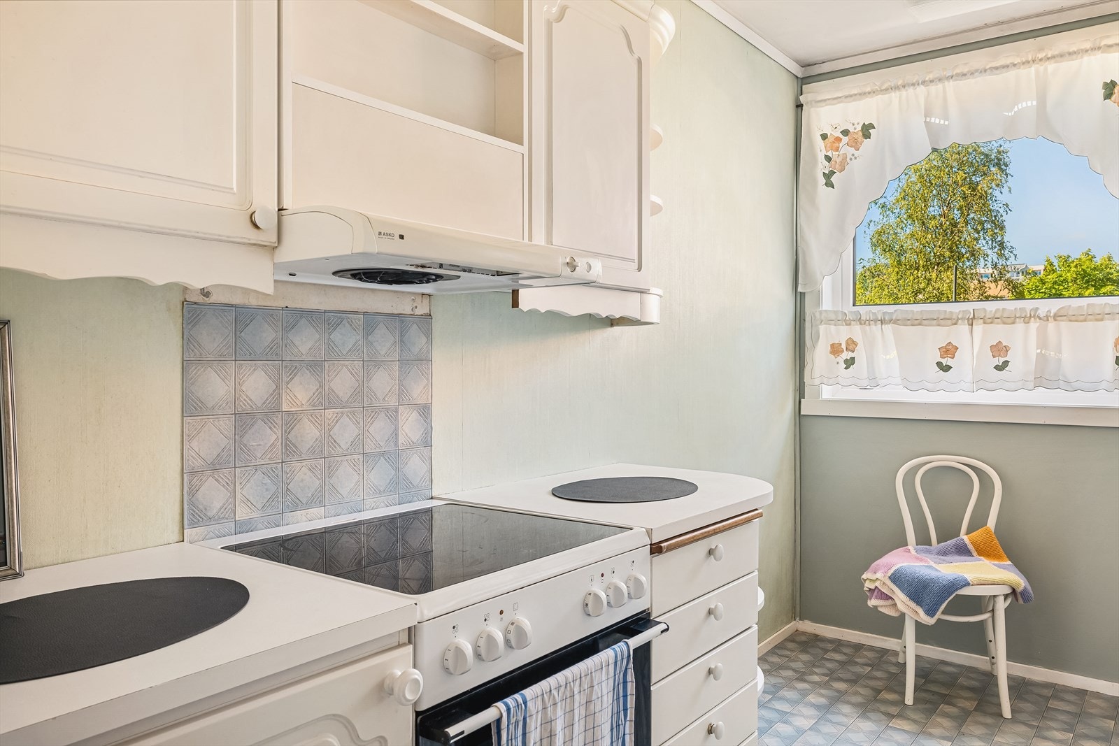 Kjøkkenet er av eldre dato og vil være modent for utskifting. Galleribilde