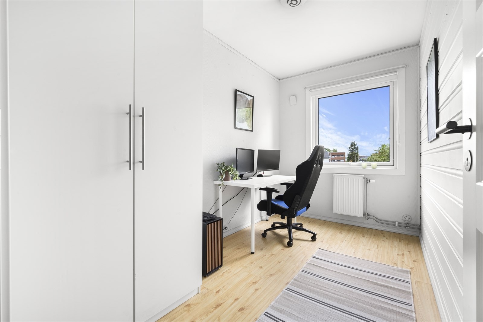 soverom III | Praktisk soverom som i dag benyttes som et kontor. Rommet passer utmerket som gjesterom, barnerom eller kontor. Her er det også plass til dobbeltseng Galleribilde