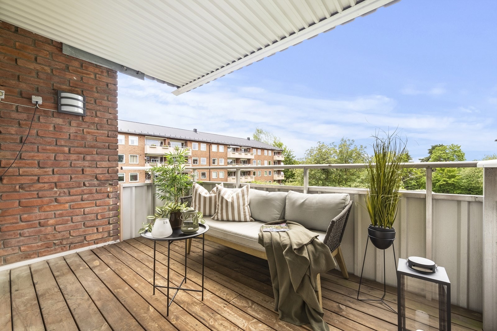 Fra stue er det adkomst til solrik balkong på ca. 7 m² med plass til sittegruppe Galleribilde