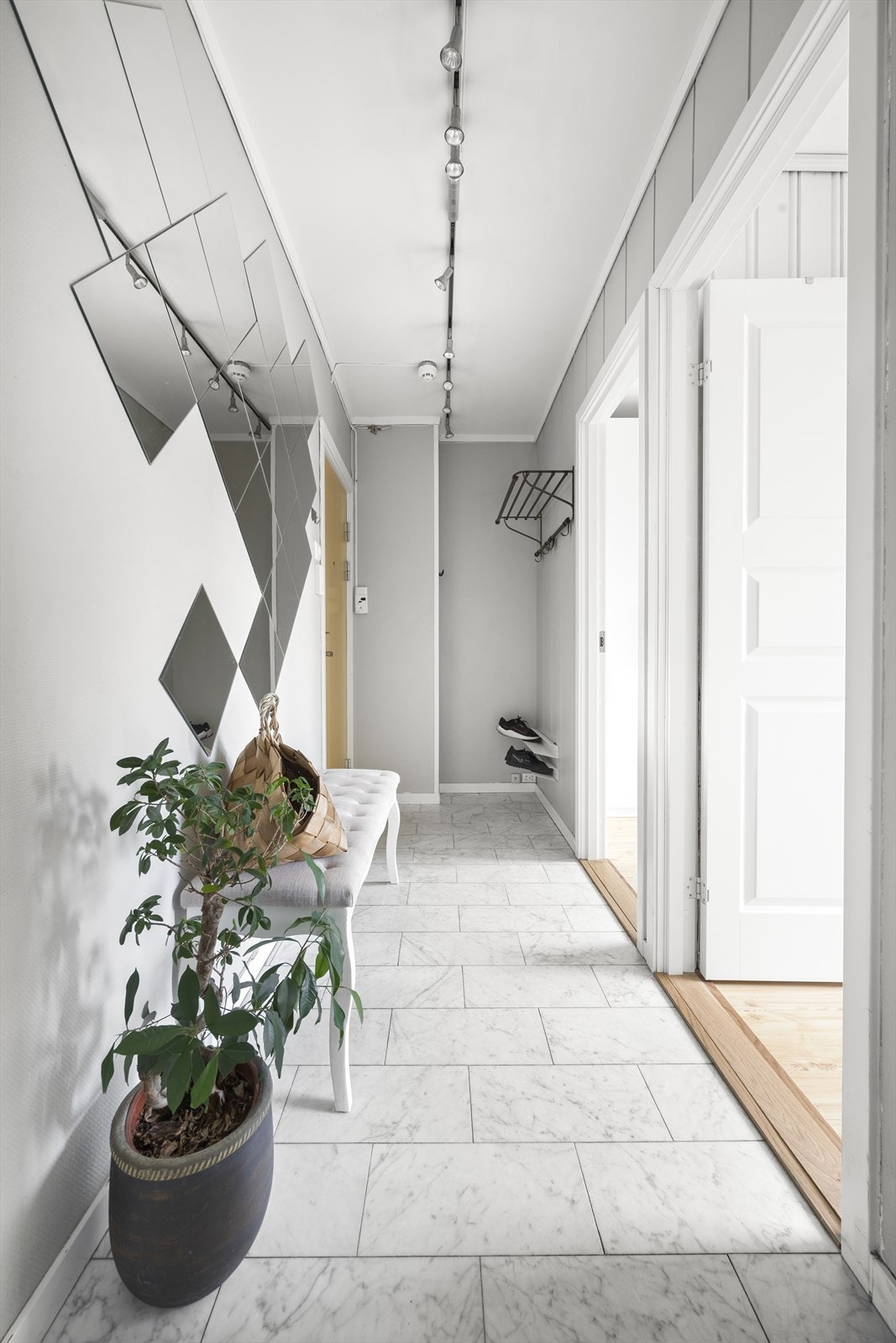 Leiligheten disponerer en kjellerbod på ca. 3,6 m² og en loftsbod med gulvareal på ca. 12 m² Galleribilde