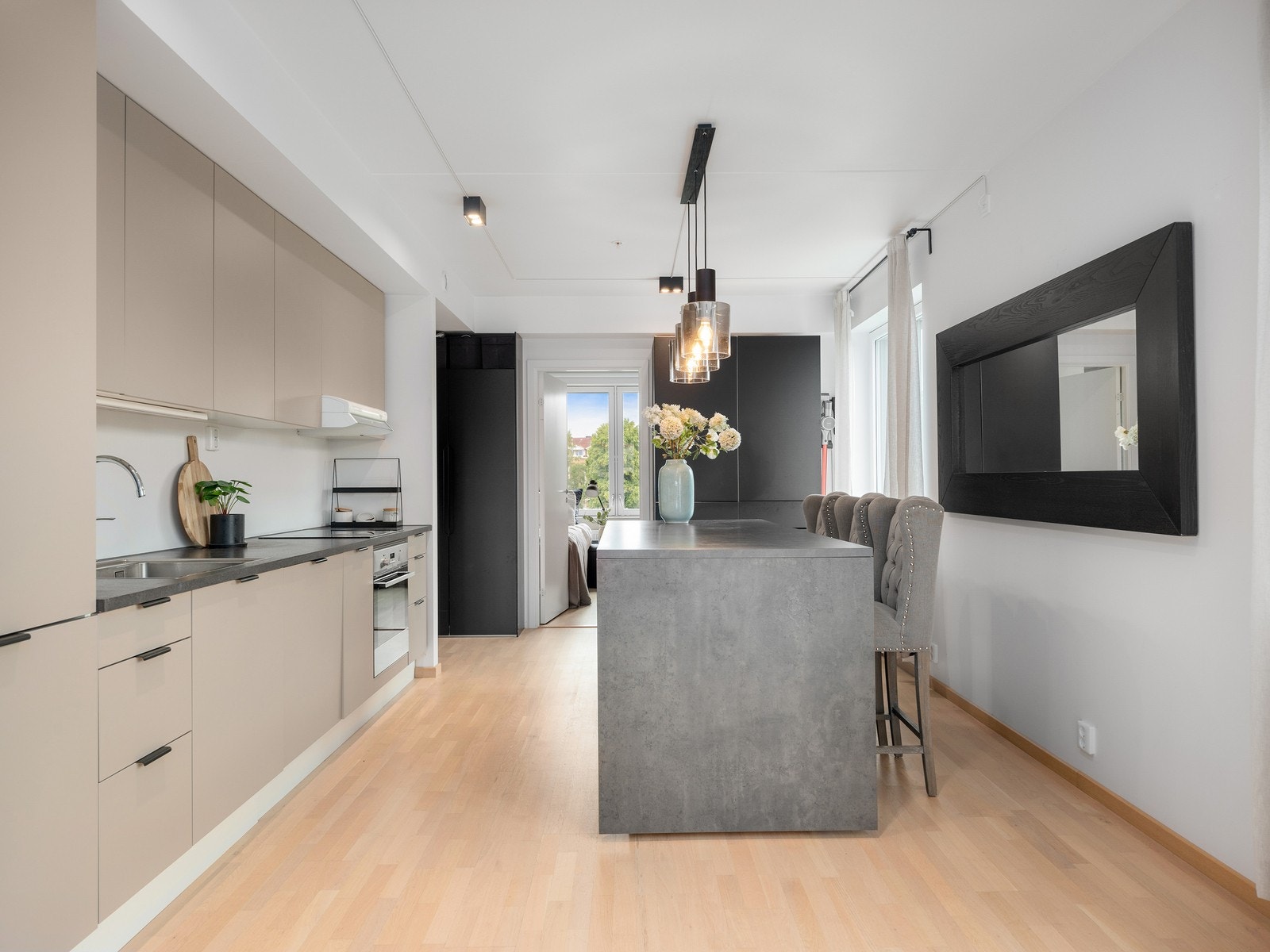 Moderne HTH kjøkken med integrerte hvitevarer. Galleribilde