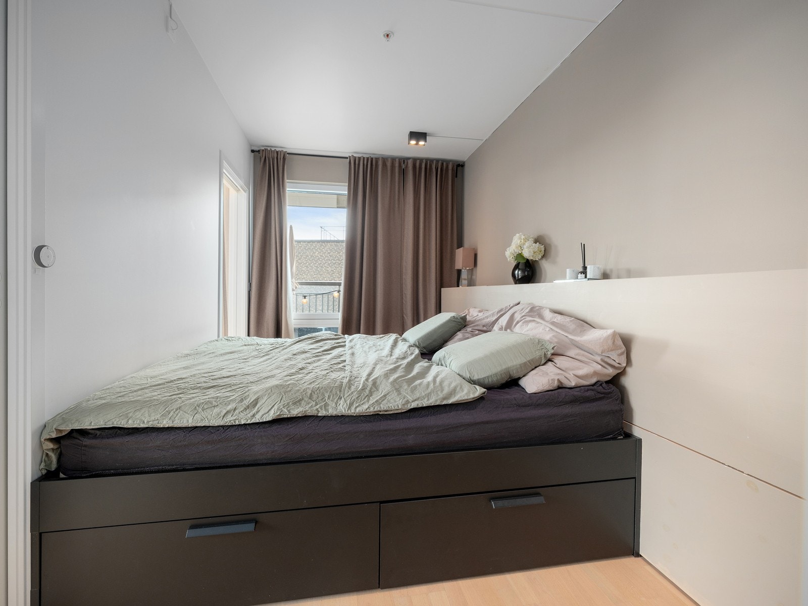 Romslig og pent hovedsoverom med to innganger og god plass til en større seng. Galleribilde