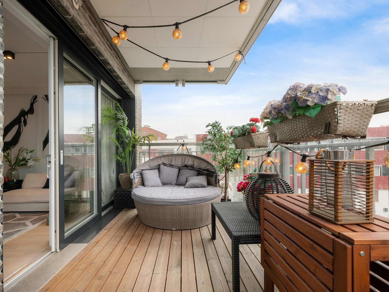 Balkongen har sol fra ca. 11:00 til ca. 19:00 på sommertid. Galleribilde