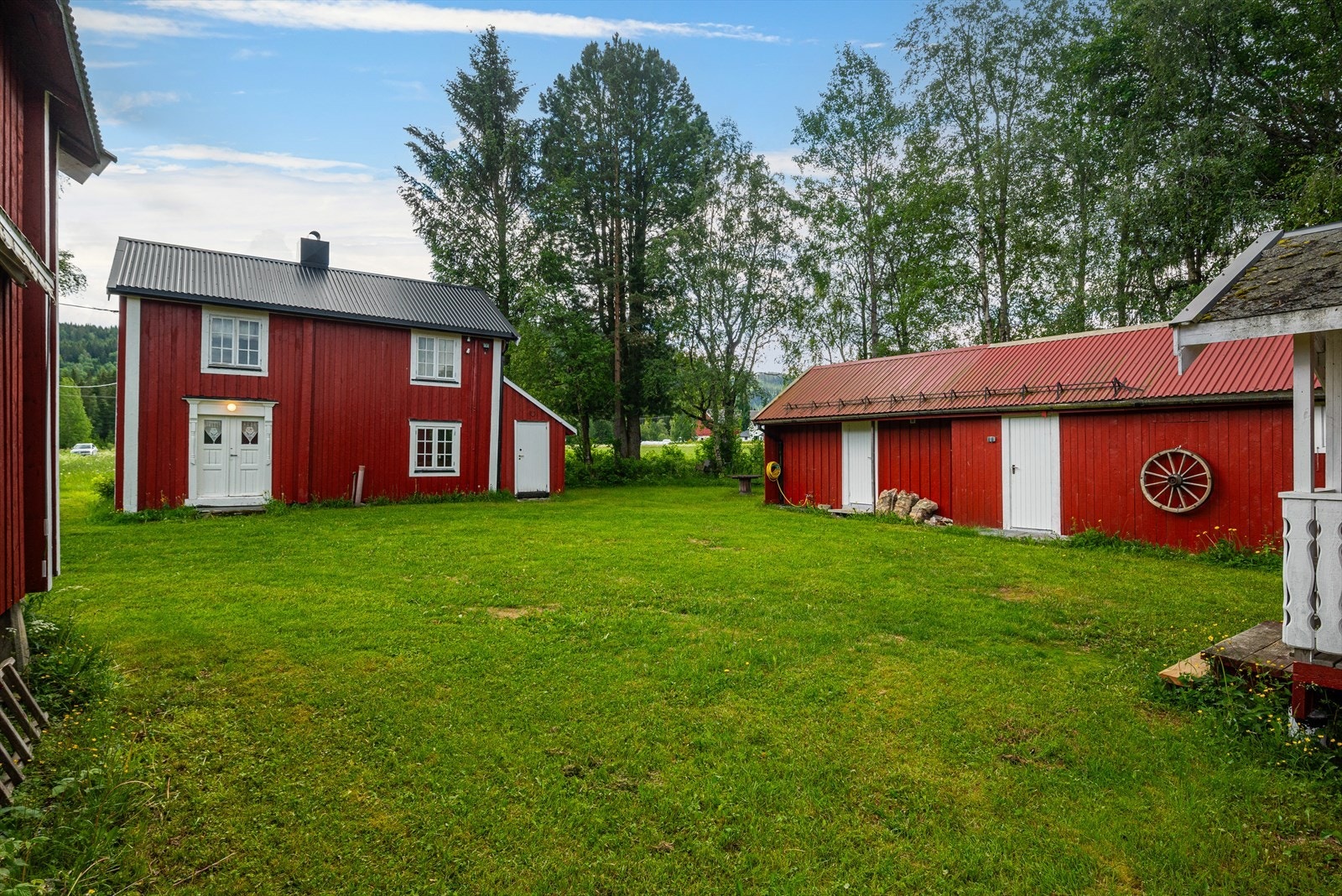 Svært sjarmerende hyttetun på Monsetjåren, bestående av hytte, anneks, uthus og stabbur. Galleribilde