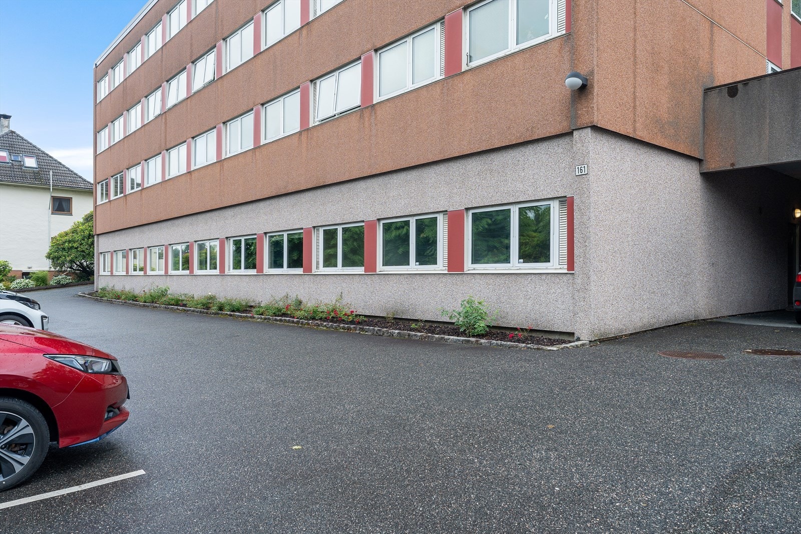 Veldrevet borettslag med 18 parkeringsplass og 5 elbilladere Galleribilde